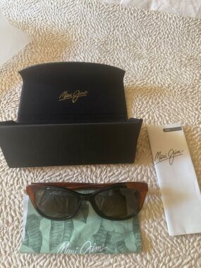 Maui Jim Plano Cat-Eye Sunglasses in Tortoise and Black with Dark Lenses